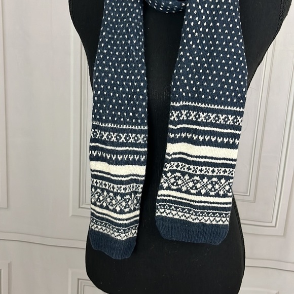 Aeo Y2K fuzzy scarf 🖤 - Picture 3 of 6